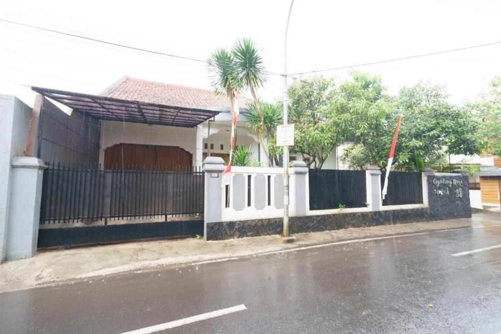 Oyo 91561 Gandhi Hotel บันดุง ภายนอก รูปภาพ